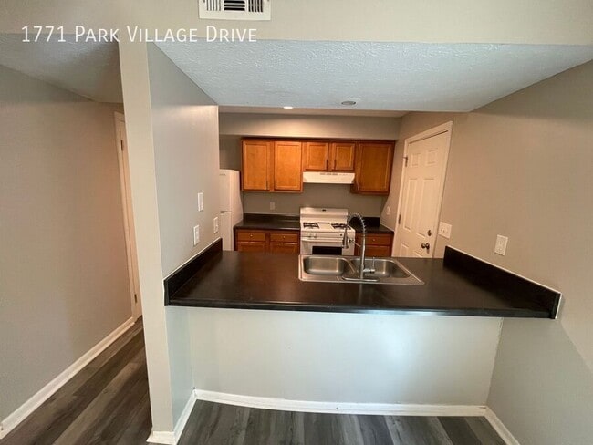 Building Photo - 1771 Park Village Dr