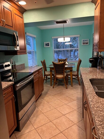 Full Kitchen - 5699 Sheffield Greene Cir