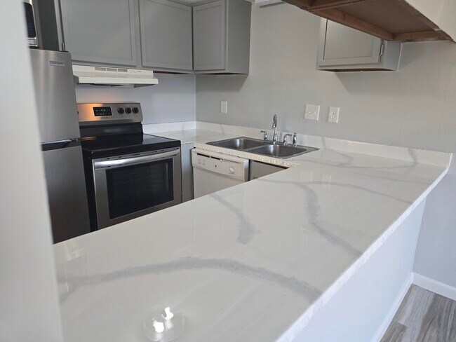 Building Photo - 308 Miracle Strip Pkwy SW