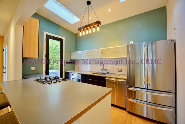 Building Photo - Bright, Stylish Fairfax Home with a Privat...