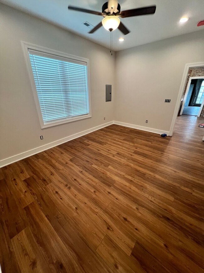 Building Photo - 301 N Main St