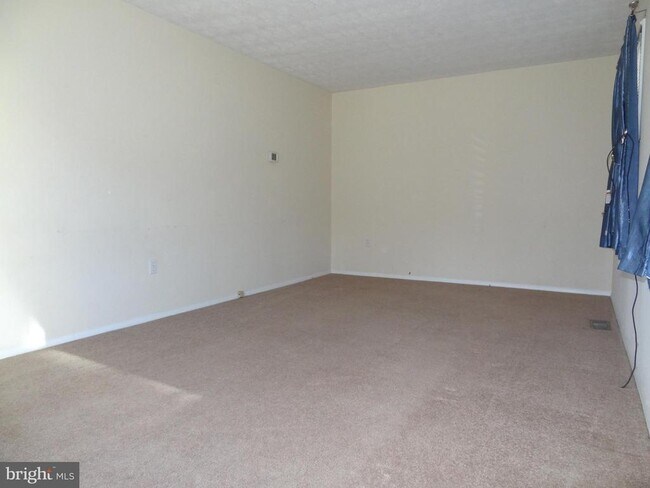 Building Photo - 2074 Lake Grove Ln