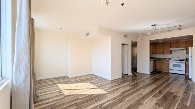 Building Photo - 580 W Main St