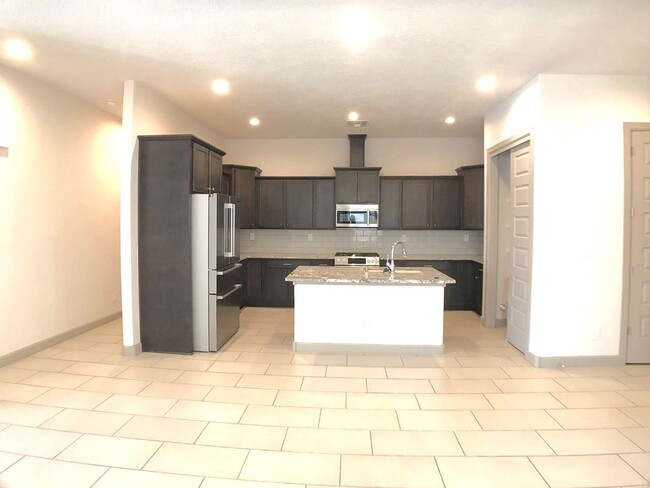 Building Photo - Gorgeous Los Lunas 3 Bedroom! Open layout! Tons of space. Built in 2021