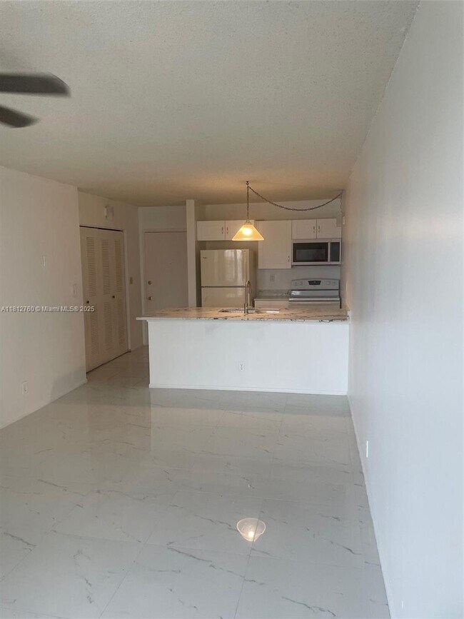 Building Photo - 2701 Riverside Dr