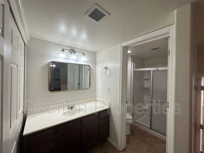 Building Photo - 1432 W Emerald Ave