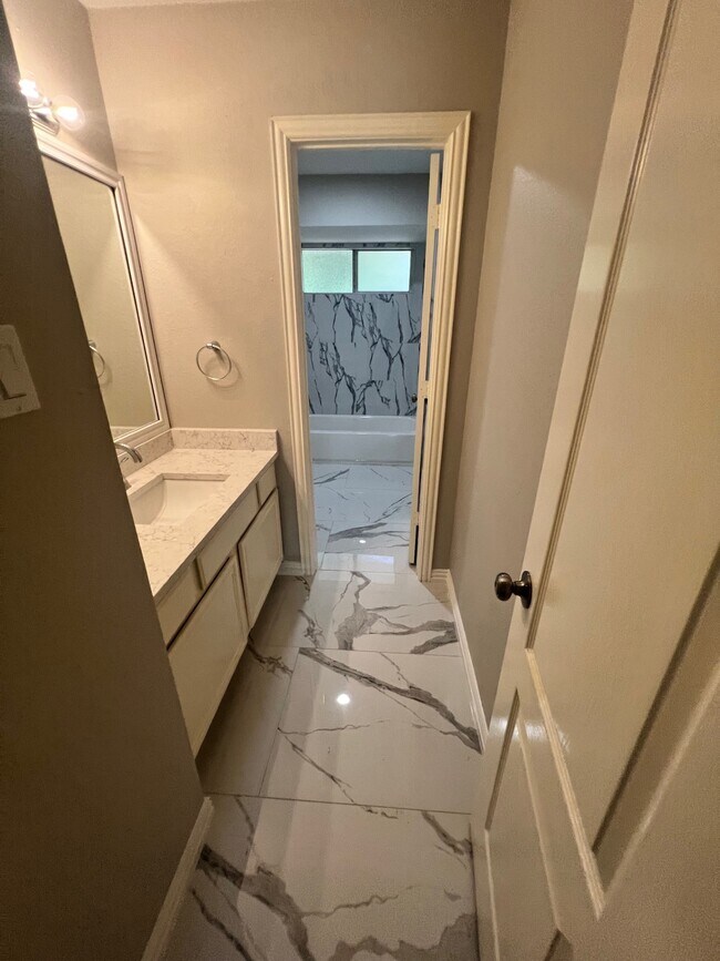 Building Photo - 2213 Ridgewood Dr