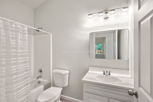 Building Photo - 826 SE 155th Ave