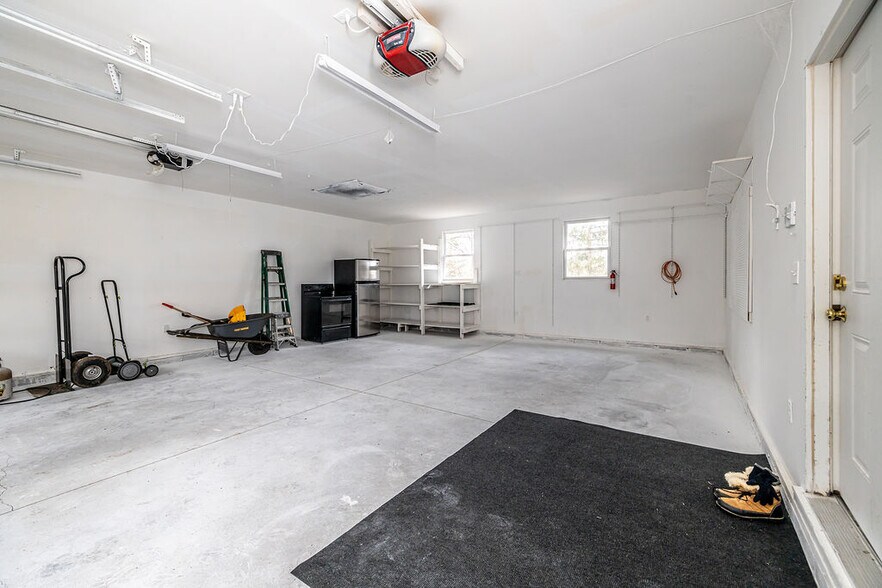 Building Photo - 4559 Makyes Rd
