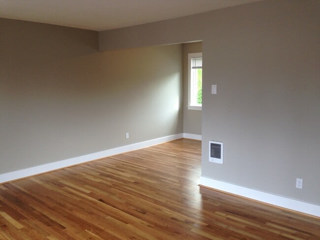 Building Photo - Upper 2 bed on Belmont! Hardwood floors, granite counters, tile in shower! All dogs welcome!