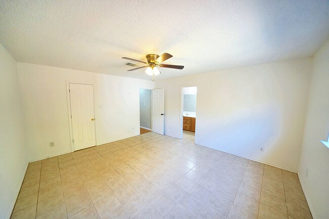 Building Photo - Charming 3-Bedroom Home in Ashley Place - ...