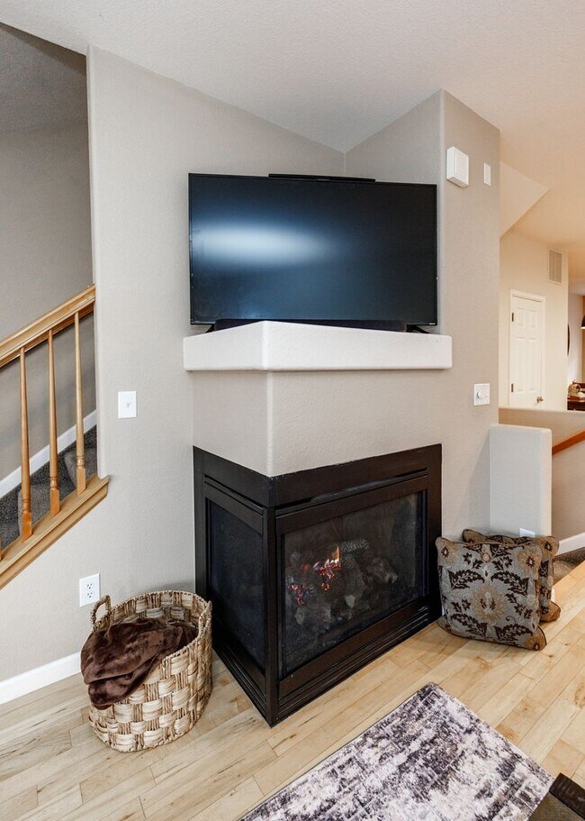 Building Photo - Fully Furnished Downtown 2 Bed, 4 Bath Executive Townhouse