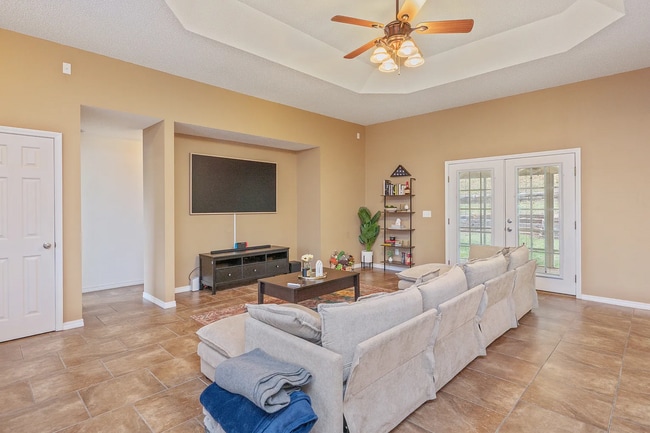 Building Photo - 4 Bedroom 2 bathroom