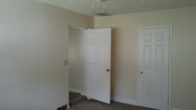 Building Photo - MASON,OHIO - 3 BED, 1  BATH, FAMILY ROOM  $1600  1st month rent free