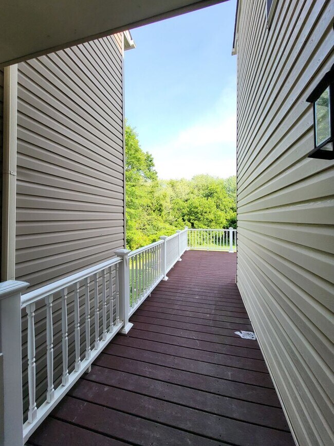 Building Photo - SPACIOUS 3-Level Townhome in Winston's Choice