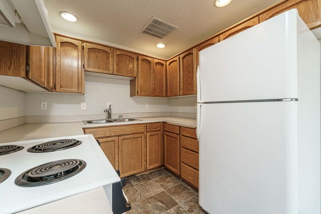 Building Photo - Comfortable 3-Bedroom Townhouse with A/C, ...
