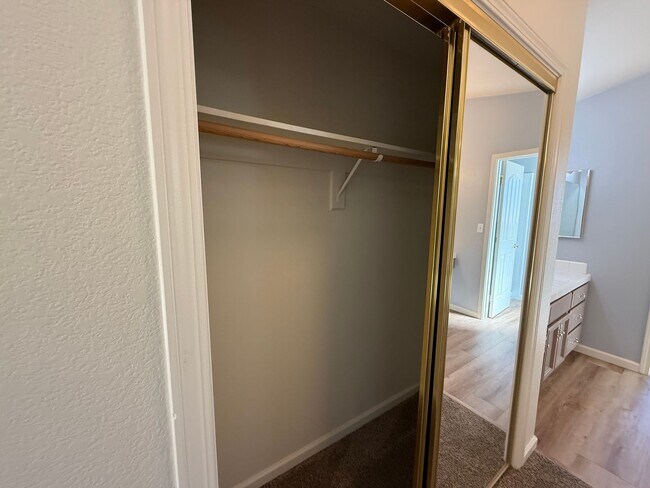 Building Photo - Nicely updated 4-bedroom in Oakdale!