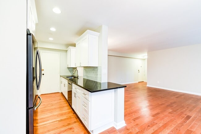 Building Photo - Spacious 2 Bedroom, 2 bath condo. Enjoy be...