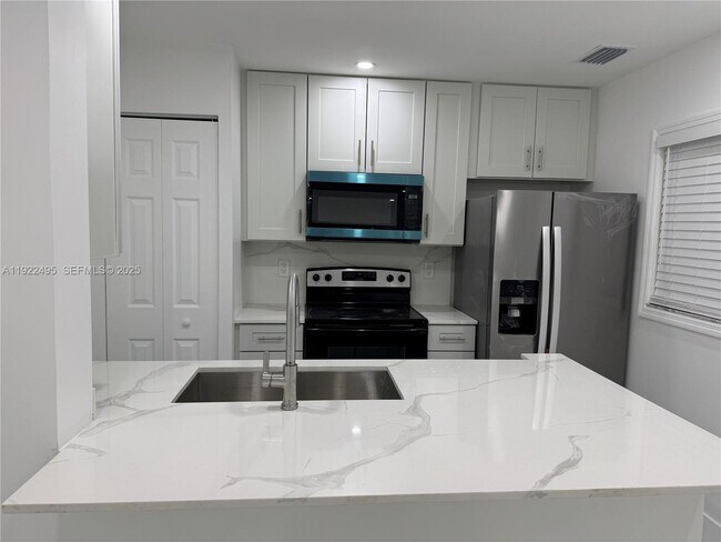 Building Photo - 9726 Hammocks Blvd