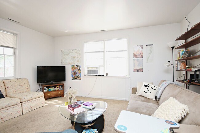 Building Photo - Walkable Top-Floor 2BR Near UVA Grounds, Medical Center & Downtown