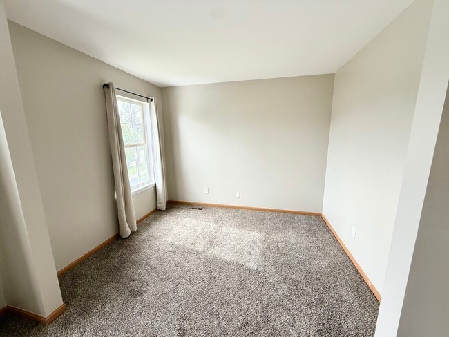 Building Photo - 388 Richmond Dr