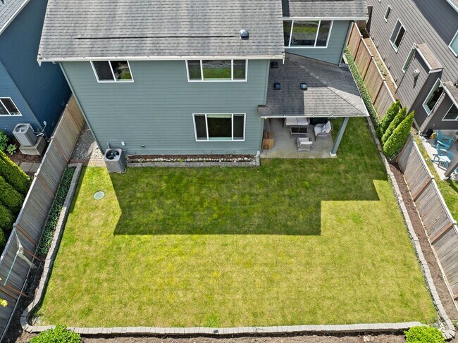 Building Photo - Perfect and Picturesque and Furnished!