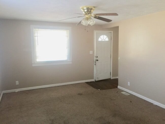 Building Photo - Large 3 Bedroom with 2 Car Garage