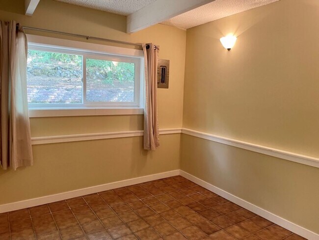 Building Photo - Charming 4 Bed 2 Bath Tri-level in Eastgate, Bellevue