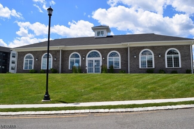 Building Photo - 52 Eastwood Ter