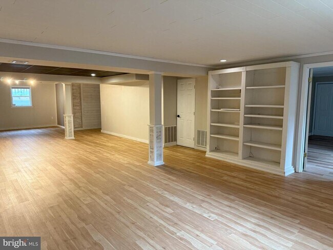 Building Photo - 10909 Clara Barton Ct