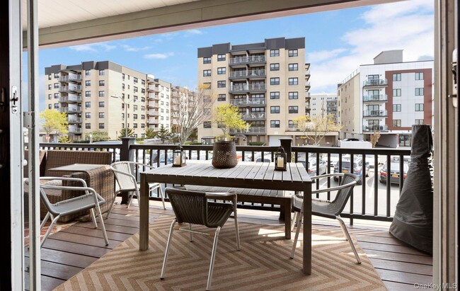 Building Photo - 847 E Broadway