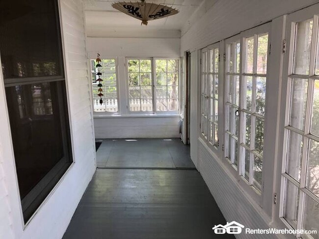 Building Photo - 4BR 2BA HOME IN UPTOWN AVAILABLE 10/4!