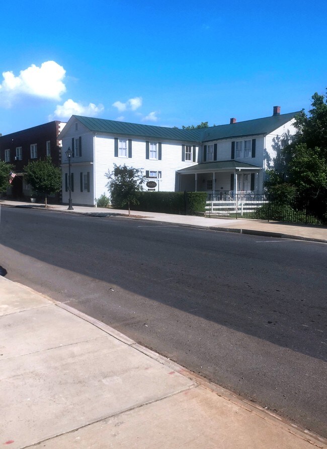 157159 E Main St 157159 E Main St Scottsville VA 24590 Apartment