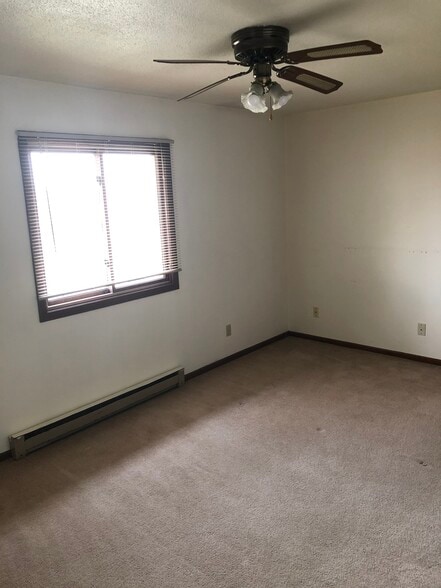 Building Photo - 907 Valley Ct