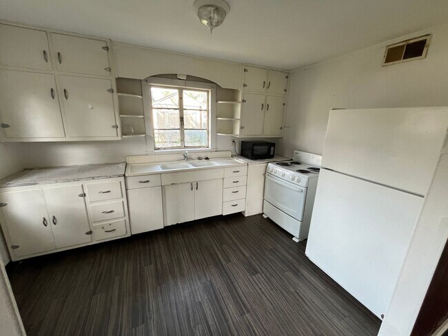 Building Photo - One Bedroom House in Roxana