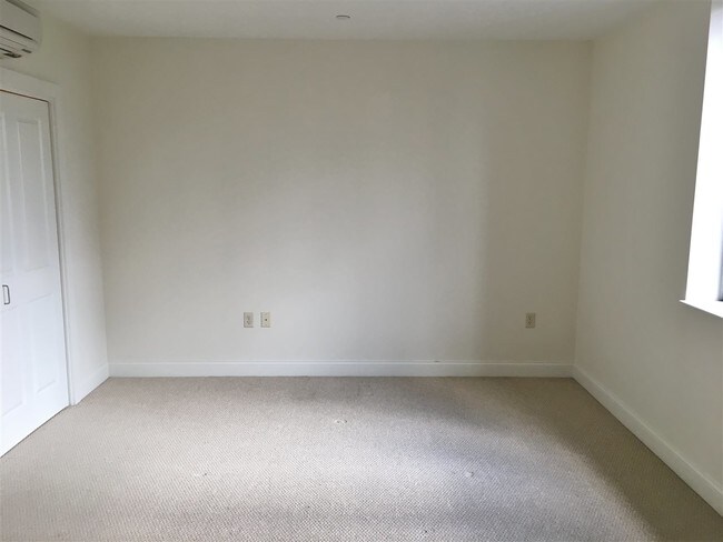 Building Photo - 875 Elm St