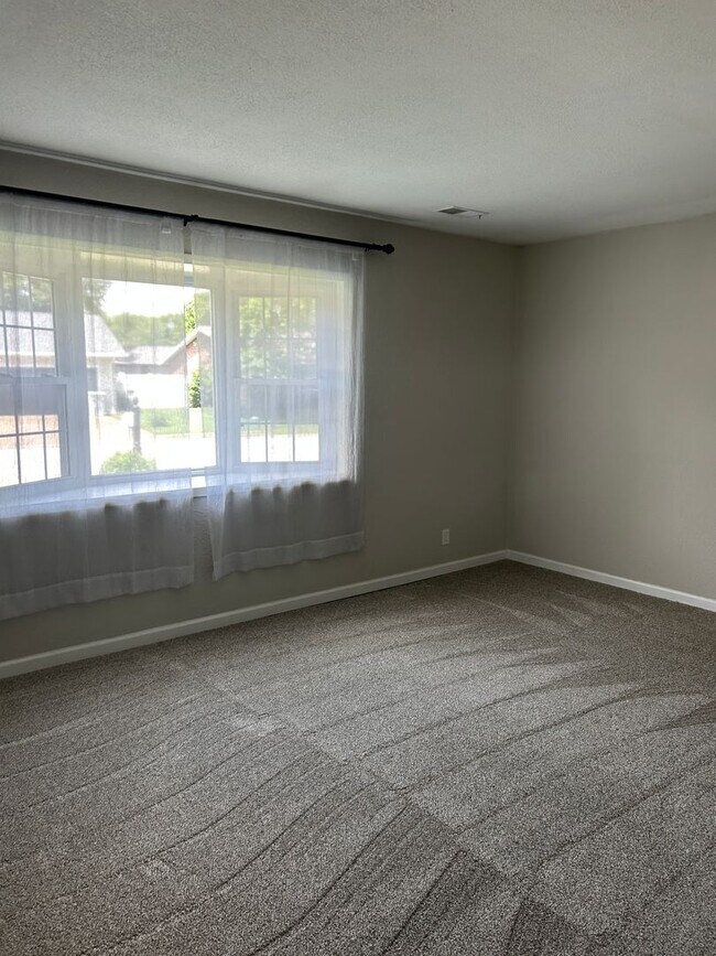 Building Photo - 537 Windrift Dr