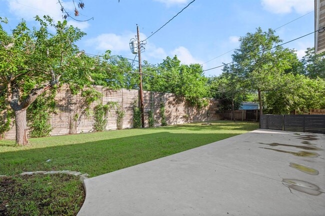 Building Photo - 3001 Maplelawn Cir