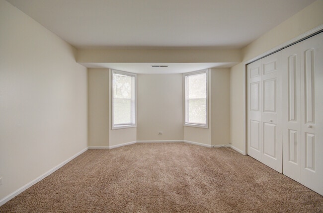 Building Photo - 2210 Country Club Dr