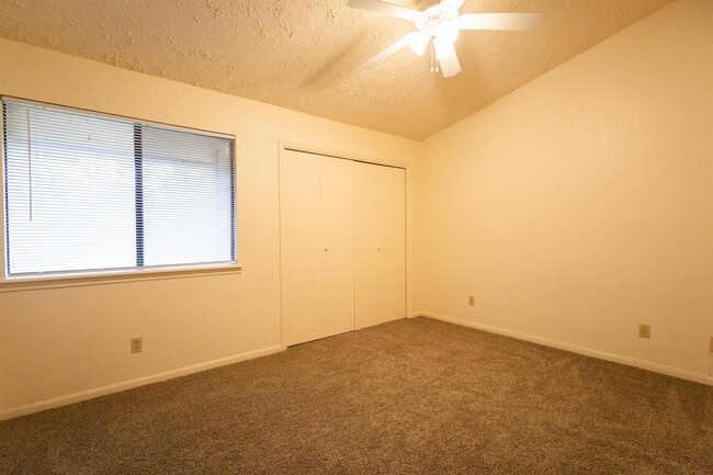 Building Photo - 421 W San Antonio St
