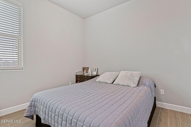 Building Photo - 824 Paseo Solar Dr