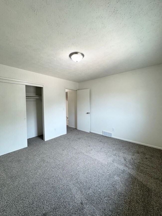 Building Photo - 4874 Robin Dr