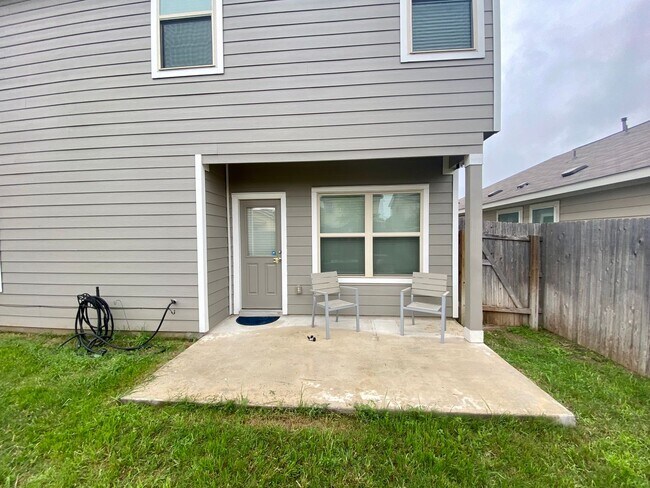 Building Photo - Welcome to This 5BR/ 2.5 BA w/ GameRoom Move-in Ready Home ~ Conveniently Located to RAFB/Ft Sam!