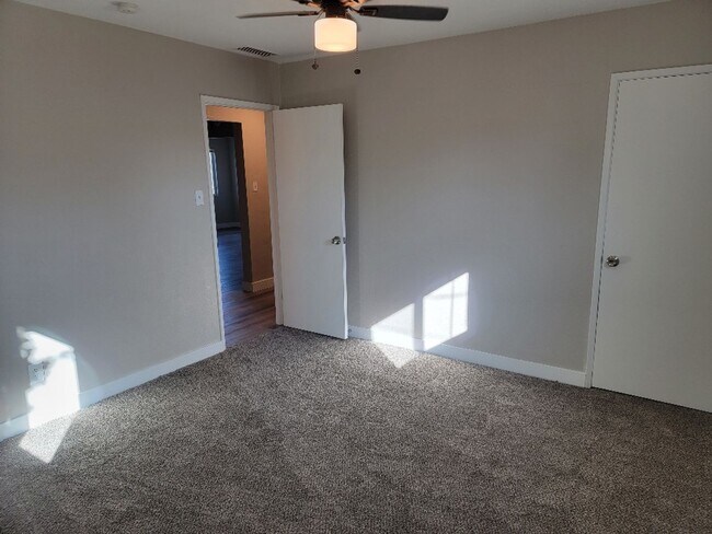 Building Photo - 3 BEDROOM**UPGRADES*CLOSE TO AREA SCHOOLS ...