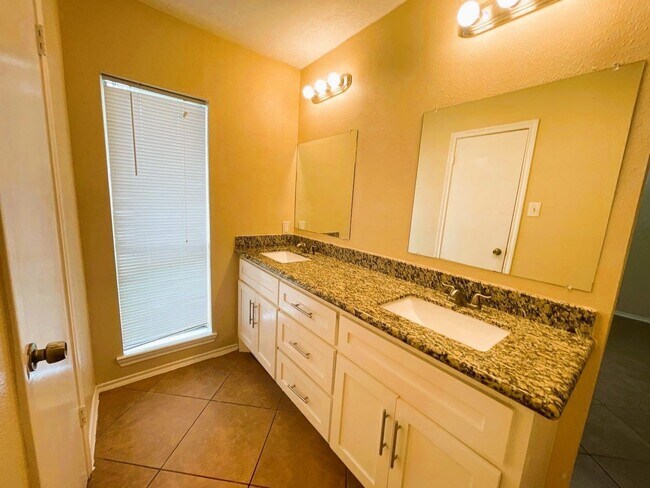 Building Photo - 5615 Lynngate Dr