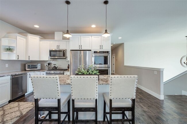 Building Photo - Beautiful 3+ bed, 3 bath home with 4 car garage, VIEWS, chef's kitchen and much more!