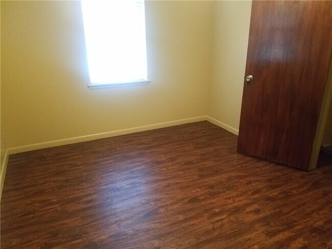 Building Photo - 598 N 40th St