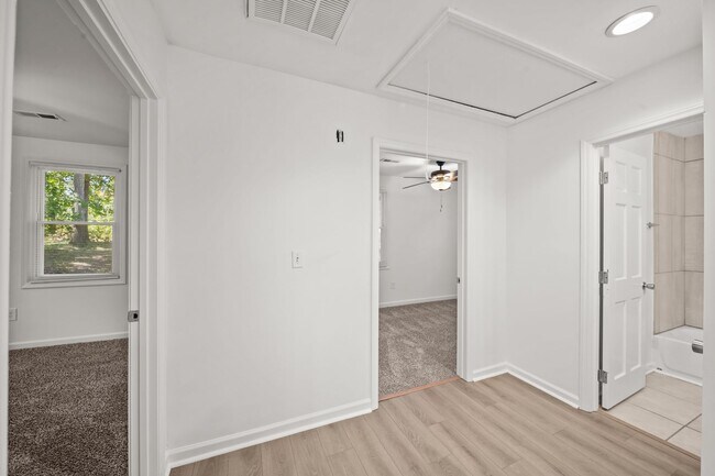 Building Photo - Newly Renovated 2 Bedroom 1 Bath Home