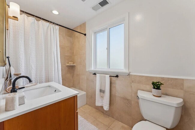 Building Photo - TOTAL REMODEL LARGE 1750sf 3BR+ Bonus/3BA North Oakland Home AVAILABLE NOW