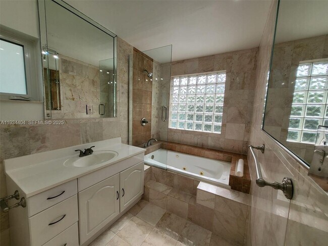 Building Photo - 825 Cremona Ave